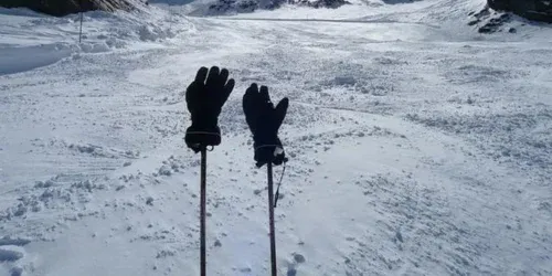ski gloves storage